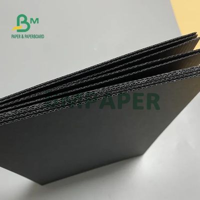 Lembar Karton Bergelombang Hitam E Flute Untuk Kemasan Karton 502mm X 693mm