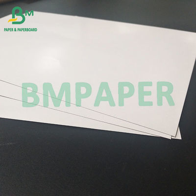 Kertas kartu bermain dengan inti biru/hitam yang sangat menyerap tinta