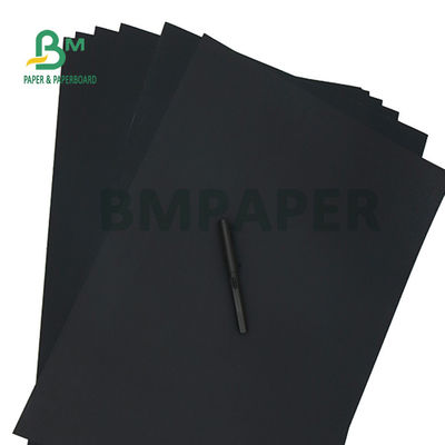 150gm 200gm Black Kraft Paper Board Untuk Pengemasan Hadiah 70 x 100cm Ketahanan yang Baik